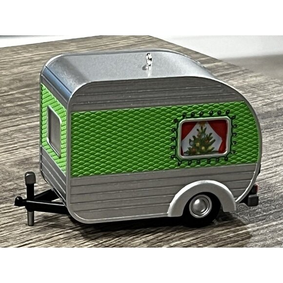 2010 Hallmark Keepsake Christmas Ornament HAPPY CAMPERS Trailer Camping HM11 - Picture 4 of 6
